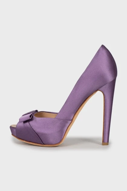 Purple shoes decorated with a bow