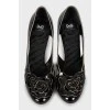 Patent leather shoes with decor