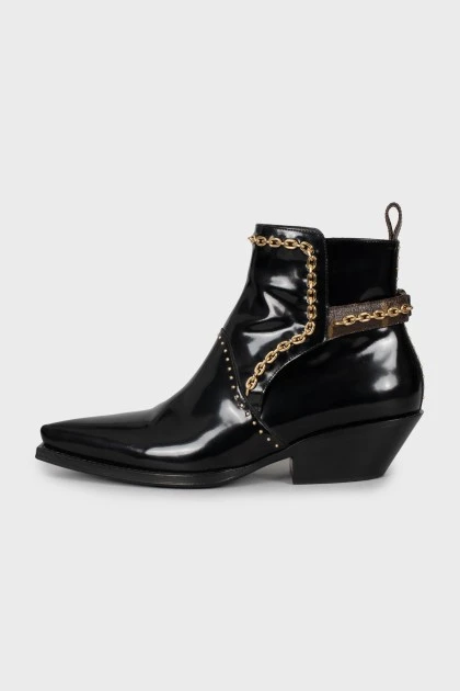 Patent leather boots decorated with chain