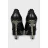 Decorated pointed toe shoes