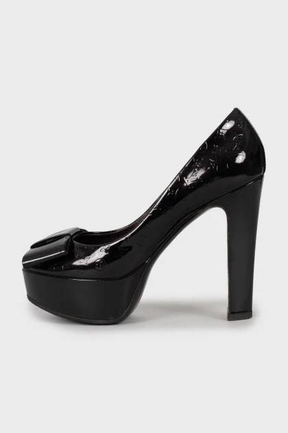 Patent leather shoes with embossed print