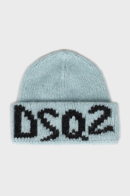 Knitted hat with tag