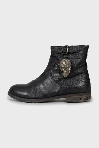 Leather boots decorated with a skull