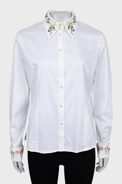 Shirt decorated with embroidery