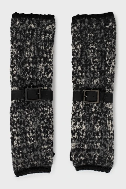 Wool mitts decorated with buckle