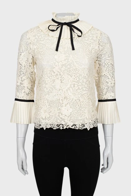 Blouse decorated with frills and ribbon