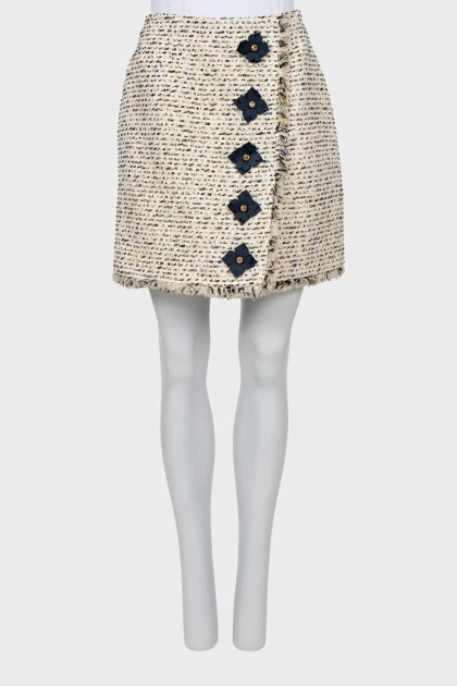 Tweed skirt decorated with flowers