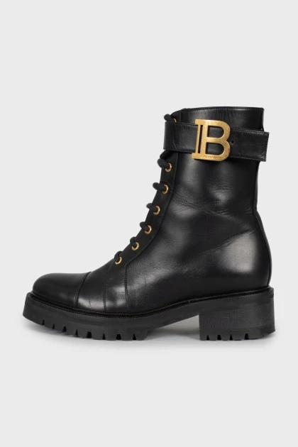 Leather boots with metal logo