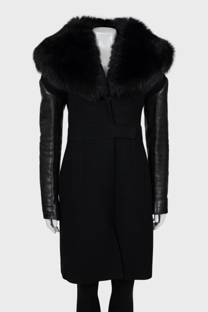 Coat with leather sleeves and fur