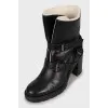 Insulated ankle boots decorated with buckles
