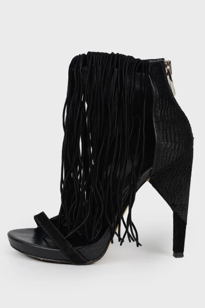 Black sandals with fringes