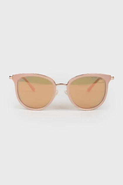 Sunglasses with pink lenses