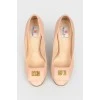 Beige leather shoes with buckle in front