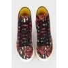 Sneakers in a print rose with a tag