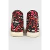 Sneakers in a print rose with a tag