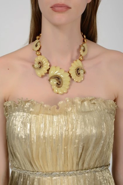 Necklace in the form of beige shells with tag