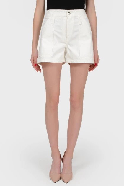 Mini shorts at a high waist with a tag