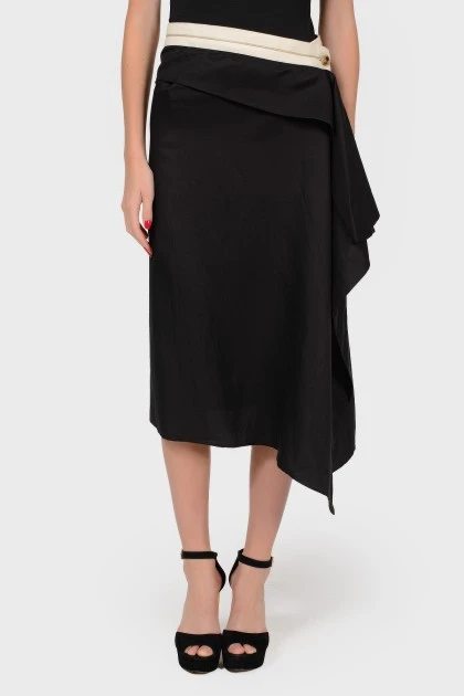 Asymmetric black skirt on buttons