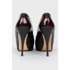 Patent leather pumps in leopard print