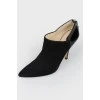 Pointed-toe suede pumps
