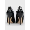 Pointed-toe suede pumps
