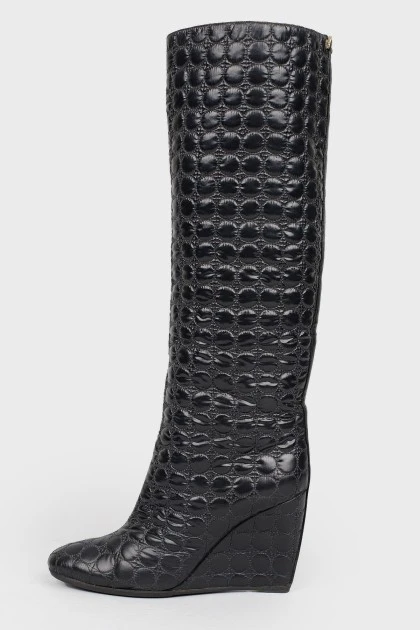 High boots with structured surface