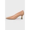 Sharp -nosed low -heeled shoes