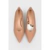 Sharp -nosed low -heeled shoes