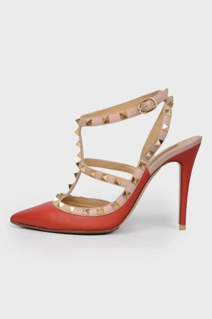 Singered shoes with an open heel with spikes