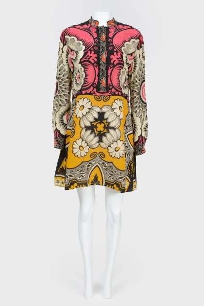 A dress in an abstract print with a hardbred collar
