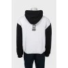 Two -tone sweatshirt with a hood with a tag