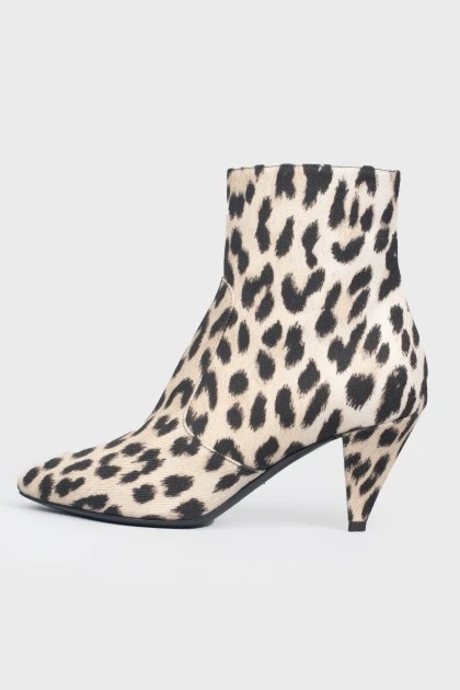 Singered boots in a leopard print