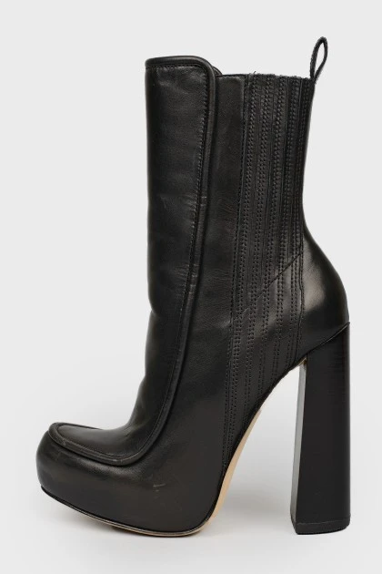 Heeled boots without fasteners