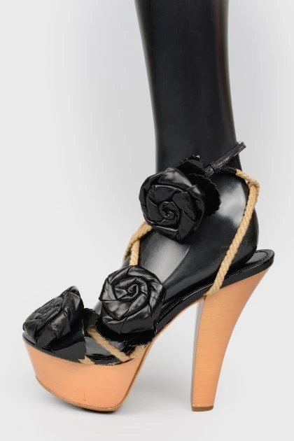 Sandals with leather flowers and rope