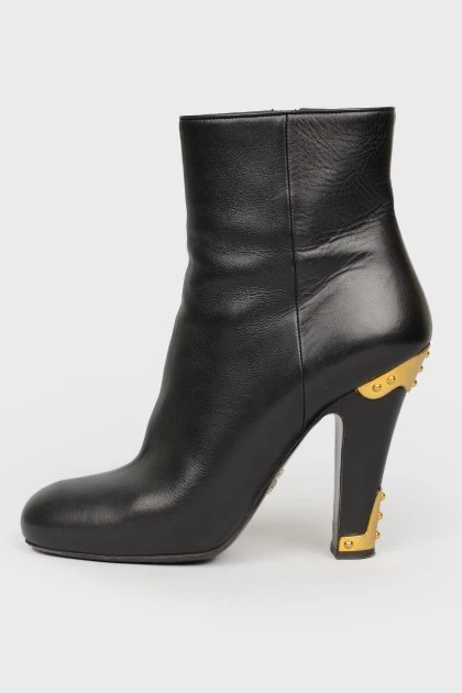 Heeled boots with metal inserts