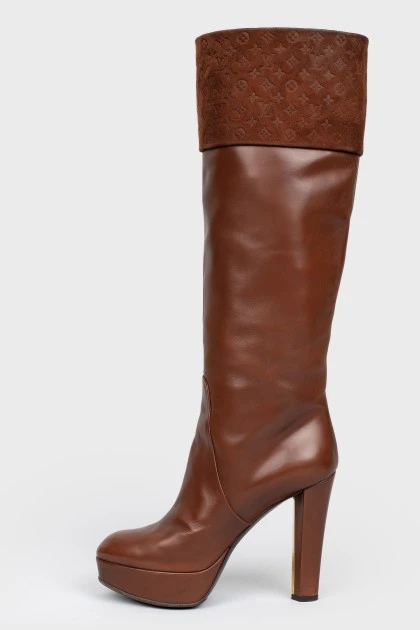Tall boots with suede lapel