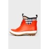 Children's rubber boots in coral color