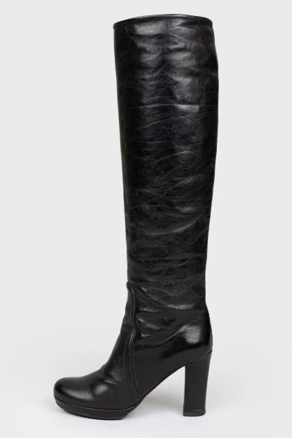 Black leather boots with a zipper