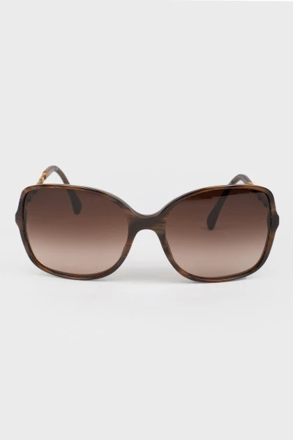 Sunglasses with a fixed nose bridge