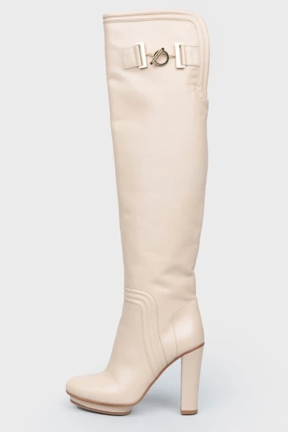 Lighting beige boots with heeled zipper