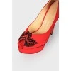 Suede red shoes with applique