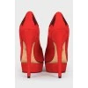 Suede red shoes with applique