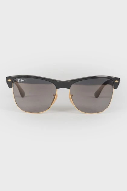 Sunglasses with a metal frame