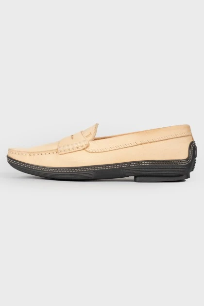 Beige moccasins with manual stitch
