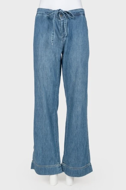 Loose cut jeans with belt