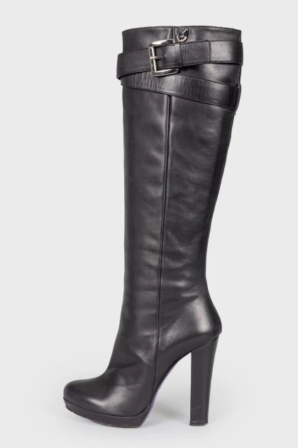 High leather boots with buckle