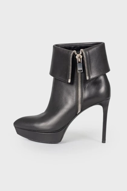 Leather booties with a sharp toe