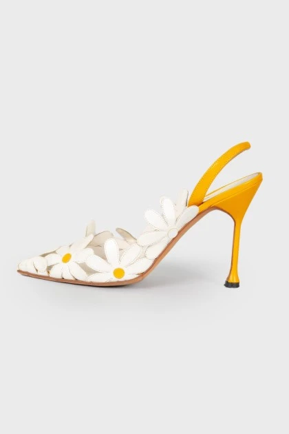 Shoes with chamomile