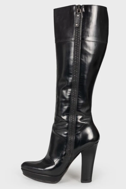 Zipped high leather boots