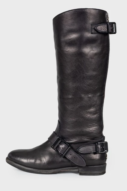 Low-heeled boots with belt buckle